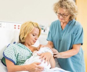 O enfermeiro obstetra possui um papel fundamental em orrientar as mães de primeira viagem no que diz respeito a amamentação do recém nascido