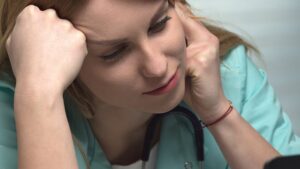 Profissionais de saúde estão mais expostos a problemas relacionados a ansiedade e depressão. Saiba identificar os sintomas da depressão